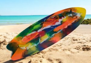 planche de surf multicolore