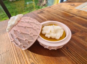 bougie en cire d'abeille coulée dans un oeuf rose en resine minerale